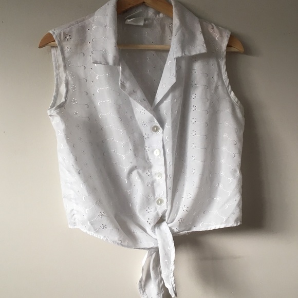 Vintage Tops - Pretty vintage ‘80s eyelet tie front top